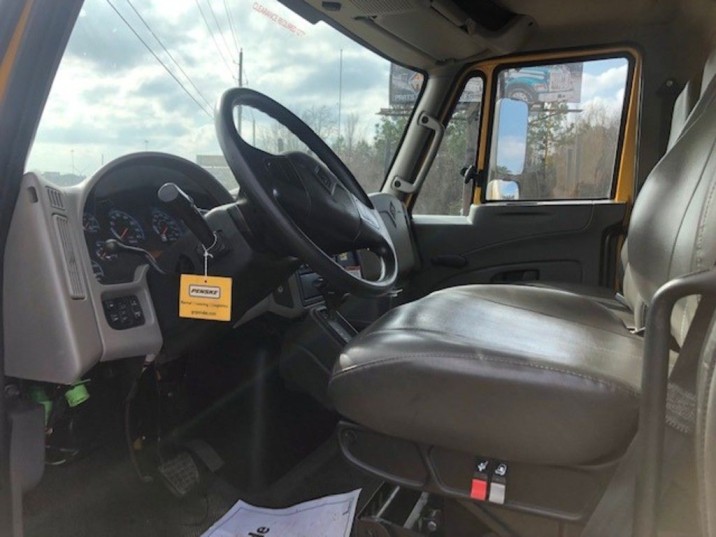 2019 International 4300 Box Truck KL383368 - image 6 of 6