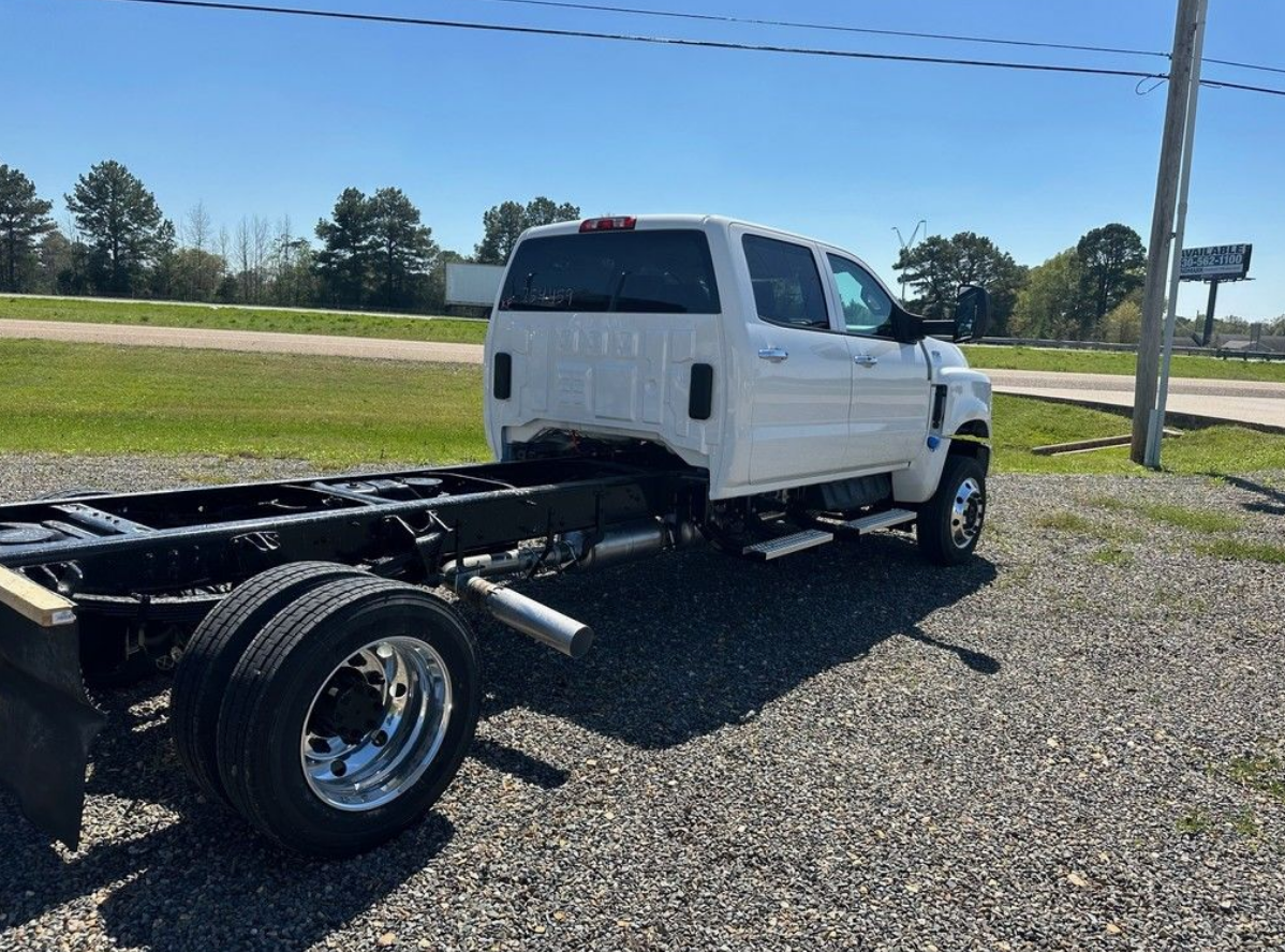 2024 International® CV™ Series Crew Cab 4x4 - image 2 of 6