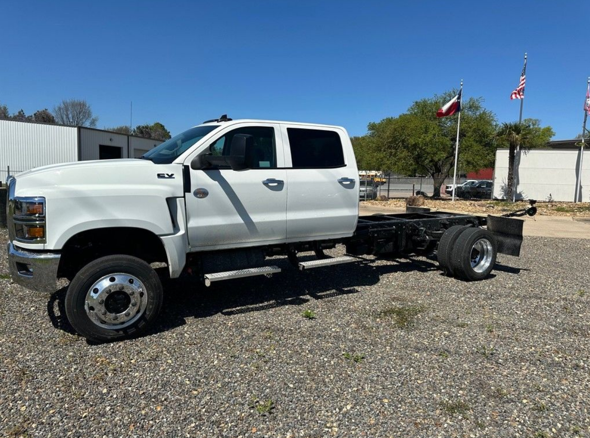 2024 International® CV™ Series Crew Cab 4x4 - image 3 of 6