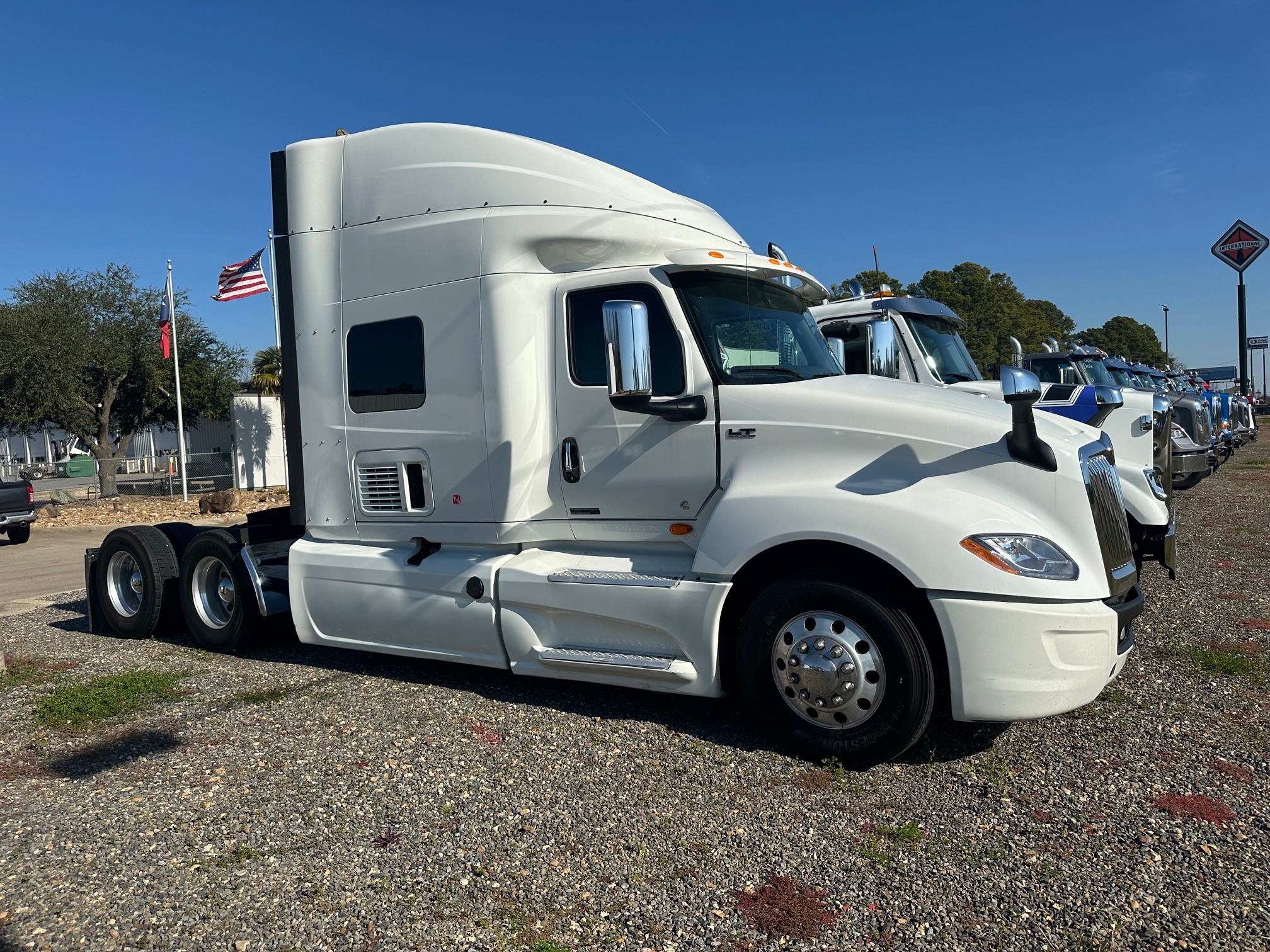 2019 INTERNATIONAL LT625 - image 1 of 6