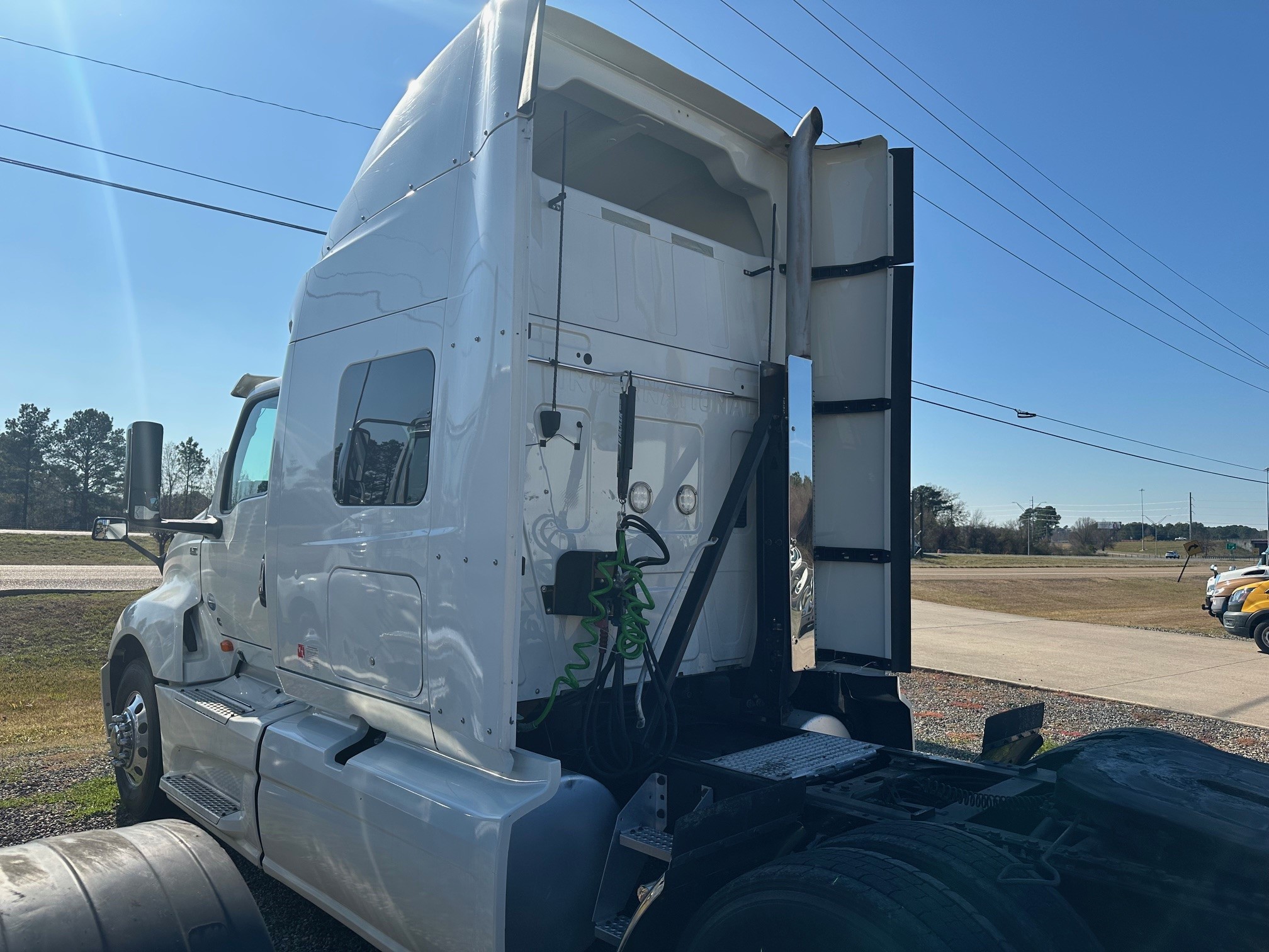 2019 INTERNATIONAL LT625 - image 2 of 6