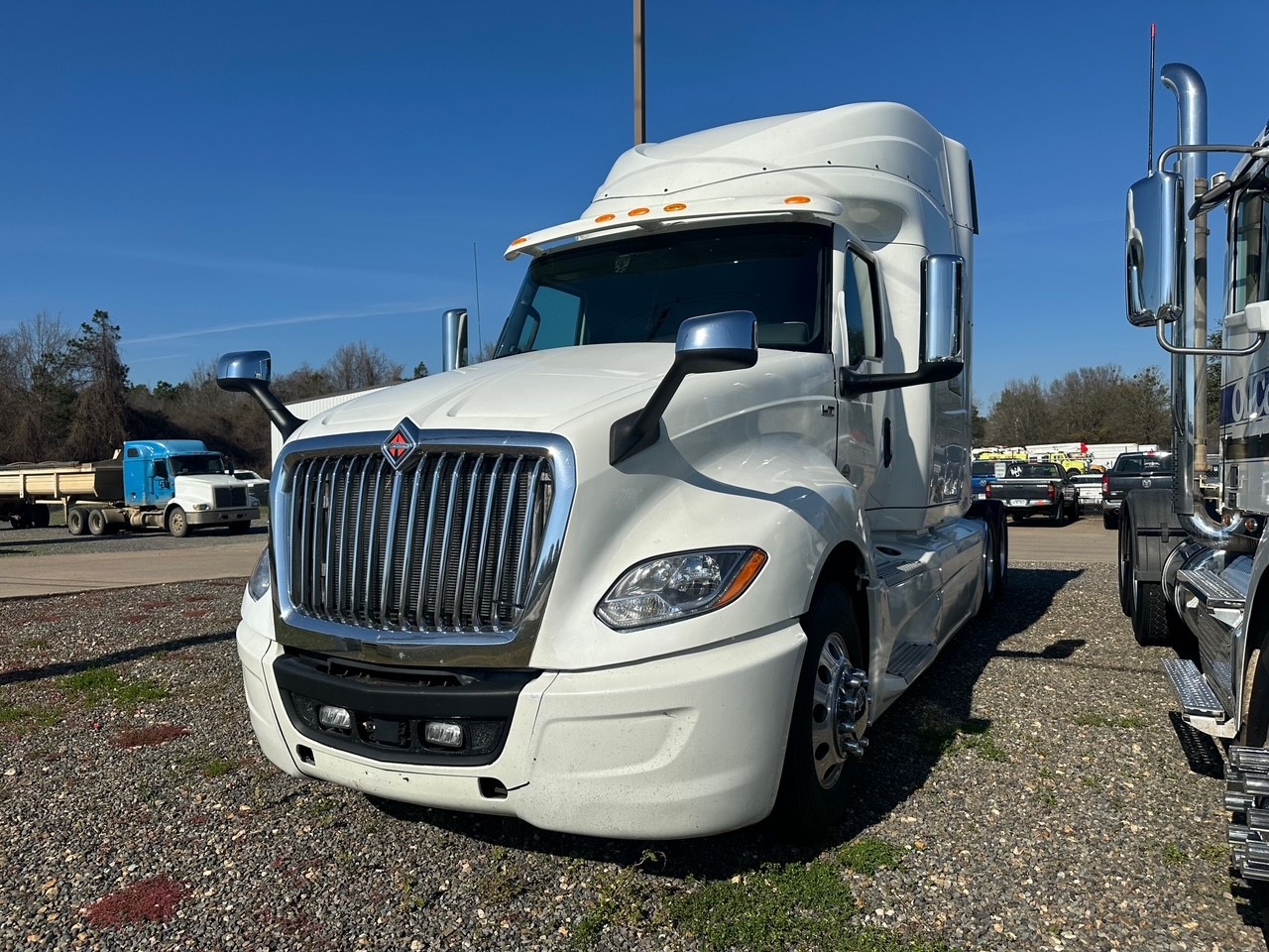 2019 INTERNATIONAL LT625 - image 4 of 6