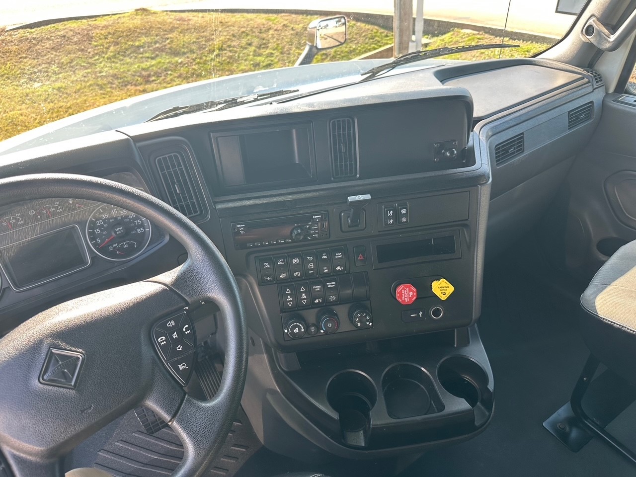 2019 INTERNATIONAL LT625 - image 6 of 6