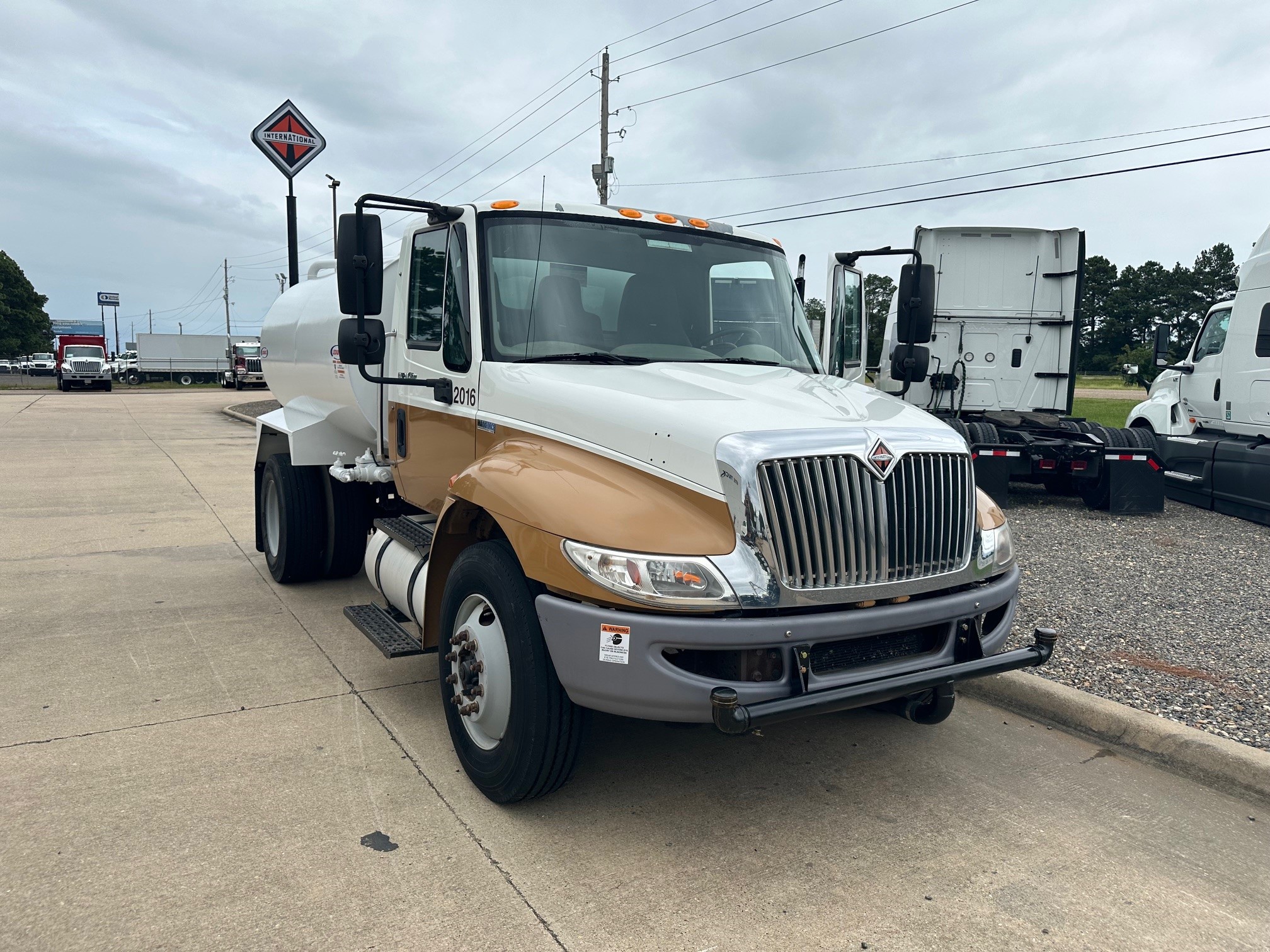 2012 INTERNATIONAL 4300 WATER TRUCK CH587598 - image 1 of 6